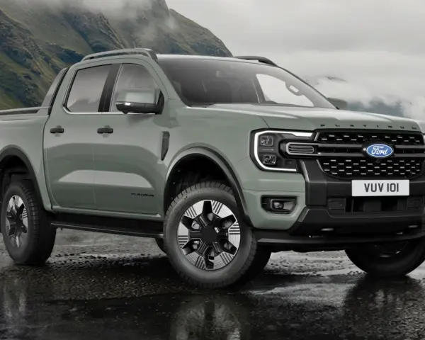 Nowy Ford Ranger Platinum w zielonym kolorze, gotowy na przygodę w górach.