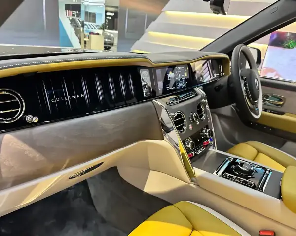 Wnętrze Rolls-Royce Cullinan z żółtymi akcentami. Luksus i komfort, które usprawiedliwiają jego cenę.