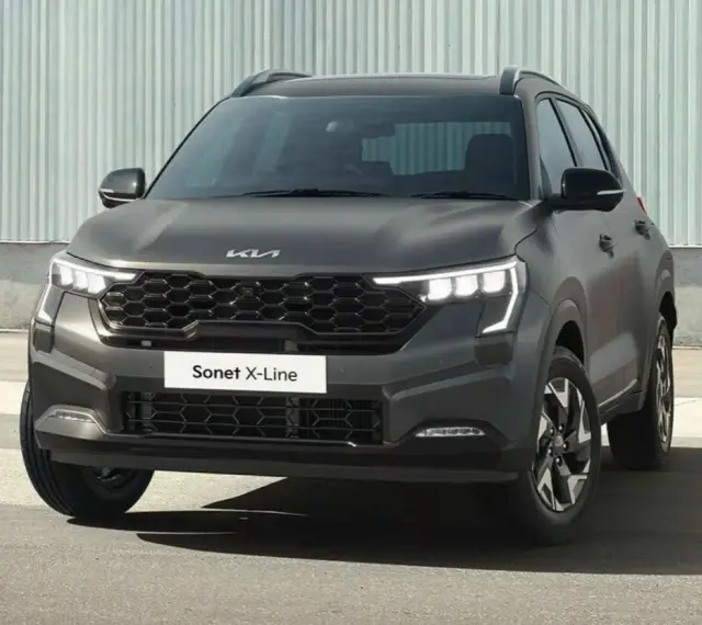 Szary Kia Sonet X-Line z nowoczesnym grillem i światłami LED, gotowy na miejskie przygody.