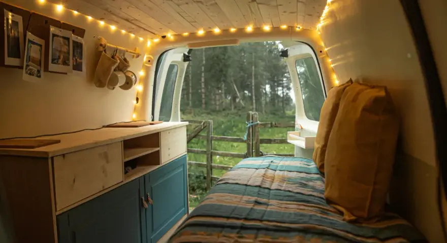 Jaki bus do przerobienia na kampera? Oto najlepsze modele i porady