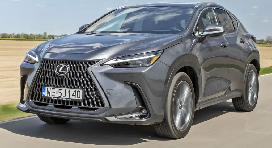 Szary Lexus NX na drodze, idealny do sprawdzenia jego atrakcyjnej lexus nx cena.
