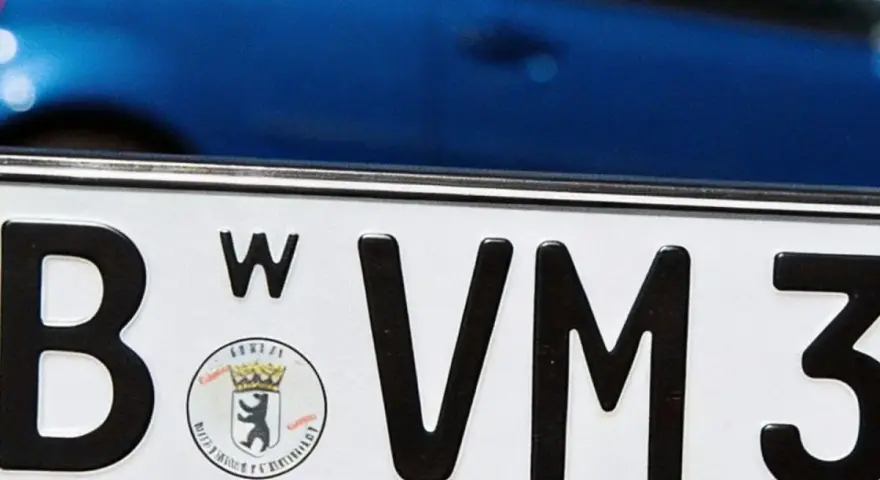 Niemiecka tablica rejestracyjna BMW z literami "B W VM 3".