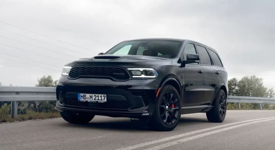 Czarny Dodge Durango SRT na drodze, z widocznym grillem i światłami LED.