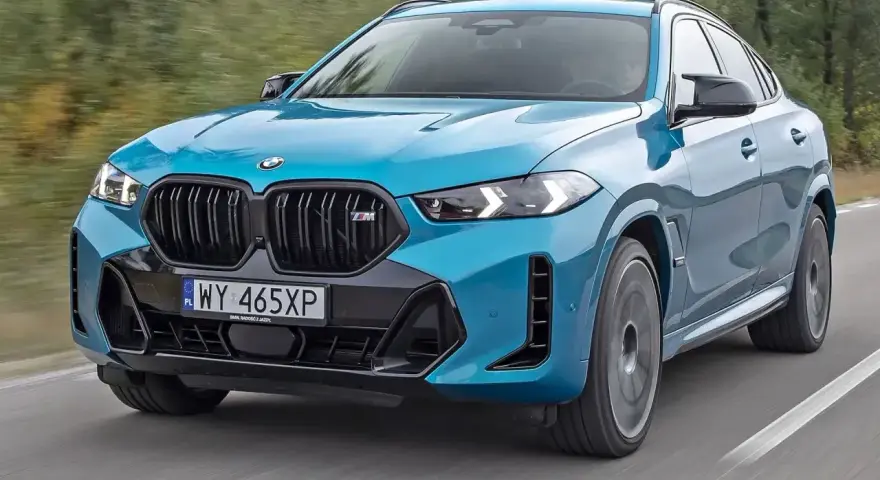 Niebieskie BMW X6 M na drodze. Sprawdź aktualną bmw x6 cena i konfigurację tego sportowego SUV-a.