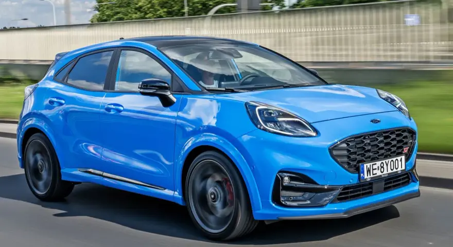 Niebieski Ford Puma ST w ruchu. Sprawdź atrakcyjną ford puma cena i wybierz swój wymarzony model.