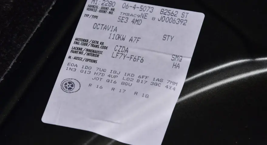 Naklejka z danymi pojazdu, w tym kod silnika po VIN: Octavia 110kW A7F, kod silnika CZDA, LF7Y-F6F6.