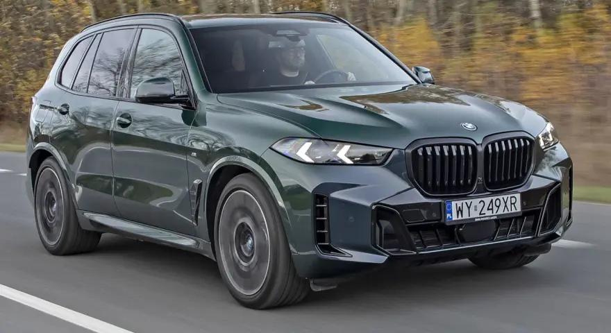 Zielony BMW X5 w ruchu. Sprawdź aktualną bmw x5 cena i ciesz się jazdą.