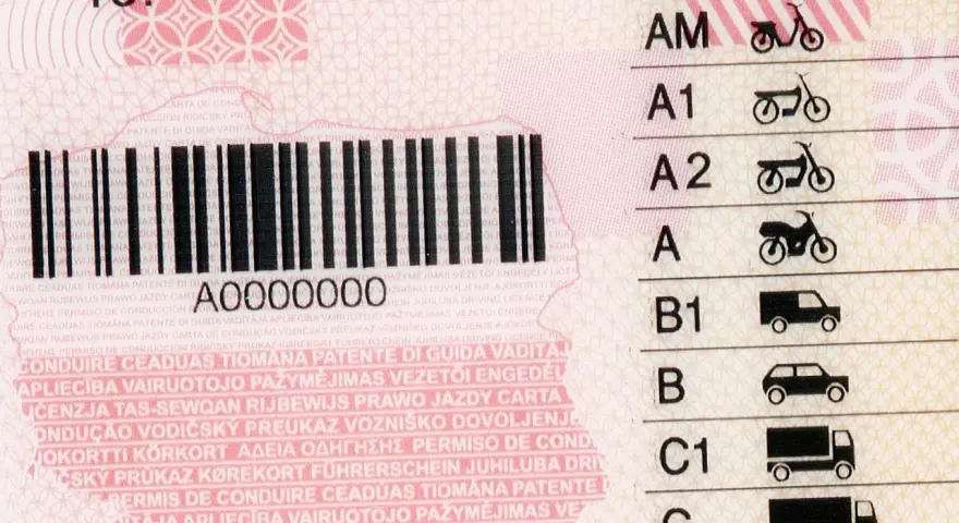 Numer prawa jazdy z kodem kreskowym i kategoriami pojazdów: AM, A1, A2, A, B1, B, C1, C.