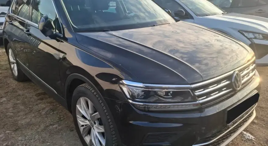 Czarny Volkswagen Tiguan, auto zastępcze z OC sprawcy, stoi na parkingu.