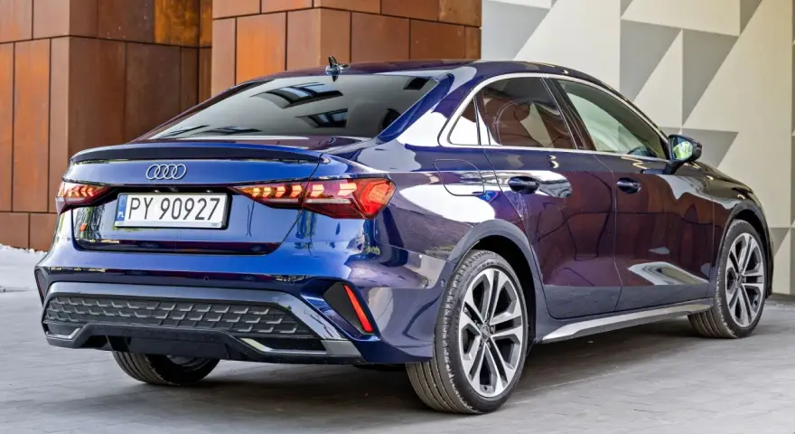 Błękitne Audi A3 sedan z nowoczesnymi światłami LED. Sprawdź atrakcyjną audi a3 cena!