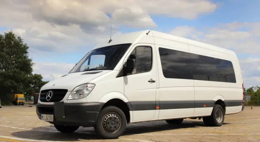 Jakie prawo jazdy potrzebne do busa na 9 osób w Polsce? Sprawdź!