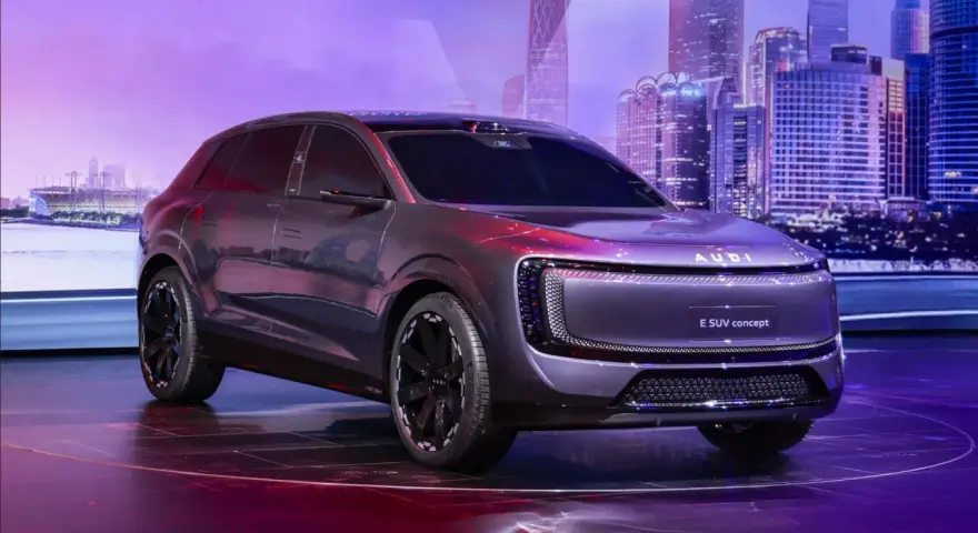 Futurystyczny suv Audi E SUV concept prezentowany na tle miejskiej panoramy.