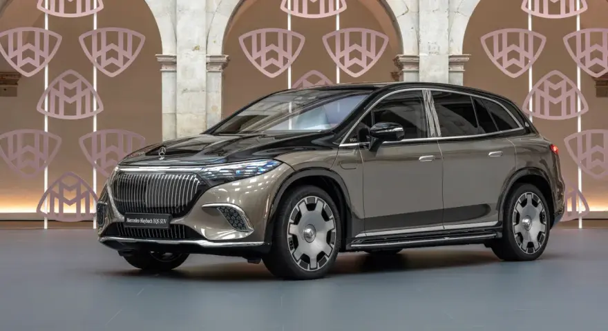 Elegancki Maybach SUV w kolorze brązowo-czarnym prezentuje się luksusowo na tle ozdobnej ściany.