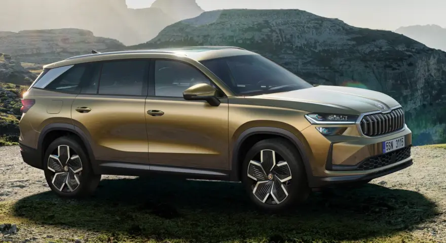 Złoty Skoda Kodiaq na tle górskich krajobrazów. Sprawdź aktualną Skoda Kodiaq cenę i odkryj przygodę!