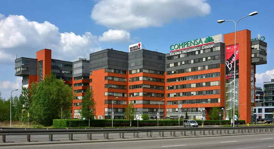 Nowoczesne budynki biurowe z logo Compensa Vienna Insurance Group. Opinie o vienna life są tu pewnie pozytywne.