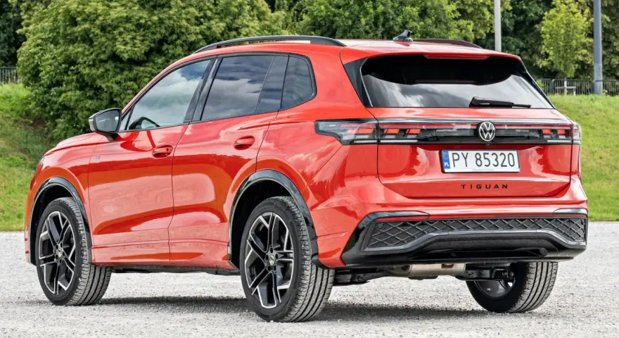 Czerwony Volkswagen Tiguan, z tablicą rejestracyjną PY 85320. Sprawdź aktualną volkswagen tiguan cena.