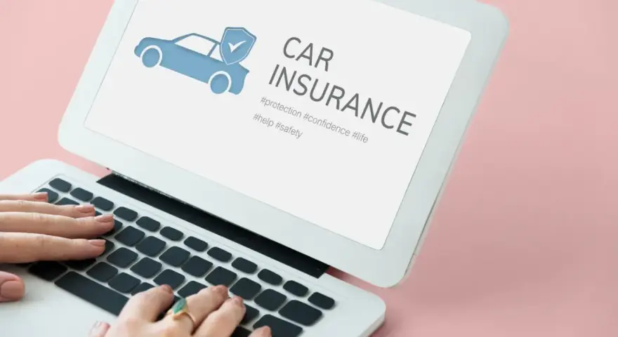 Kobieta wpisuje w laptopie frazę "ile kosztuje ubezpieczenie samochodu pierwszy raz". Na ekranie widnieje grafika samochodu z tarczą i hasło "CAR INSURANCE".