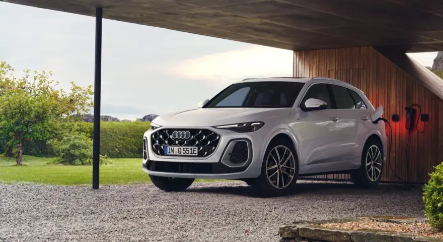 Nowy Audi Q5 naładuje się w nowoczesnym garażu. Sprawdź atrakcyjną audi q5 cena.