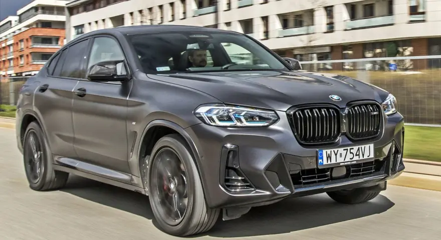 Szary BMW X4 w ruchu miejskim. Sprawdź aktualną bmw x4 cena i wybierz swój wymarzony model.