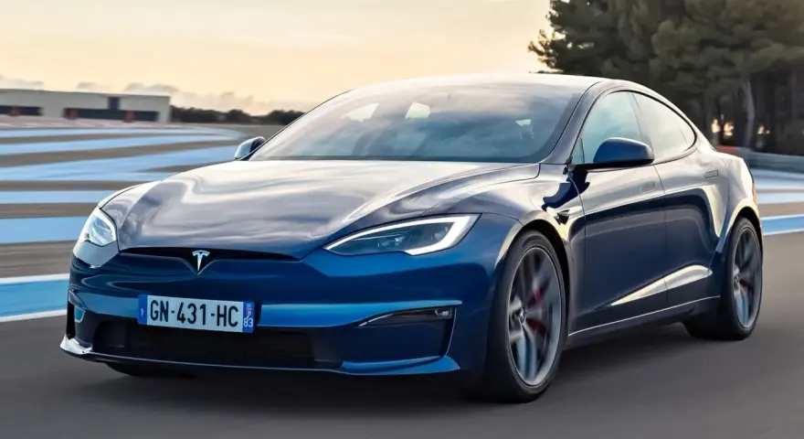 Niebieski Tesla Model S na torze wyścigowym. Sprawdź aktualną tesla model s cena i osiągi tego elektrycznego cudu techniki.