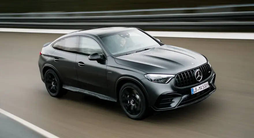 Czarny Mercedes-AMG GLC Coupe w ruchu. Sprawdź aktualną mercedes glc cena i dostępne konfiguracje.