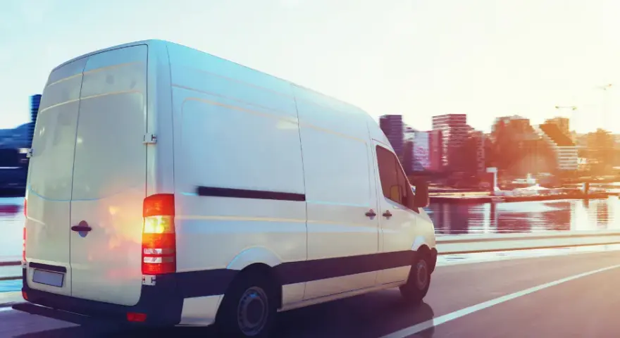 Ile bierze bus za kilometr? Odkryj ukryte koszty transportu w Polsce