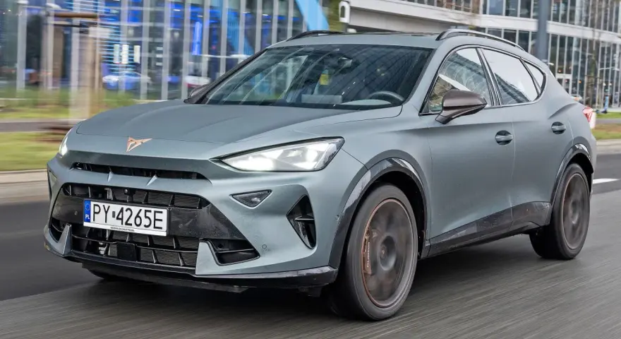 Szary Cupra Formentor na drodze, nowoczesny design, sportowe detale. Sprawdź aktualną cupra cena.