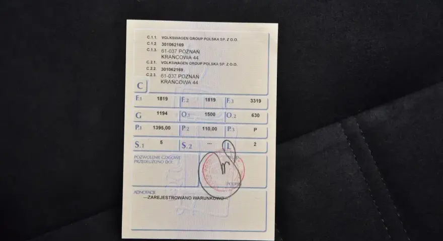 Pozwolenie czasowe pojazdu z danymi Volkswagen Group Polska. Dokument zawiera informacje o rejestracji i przedłużeniu ważności.