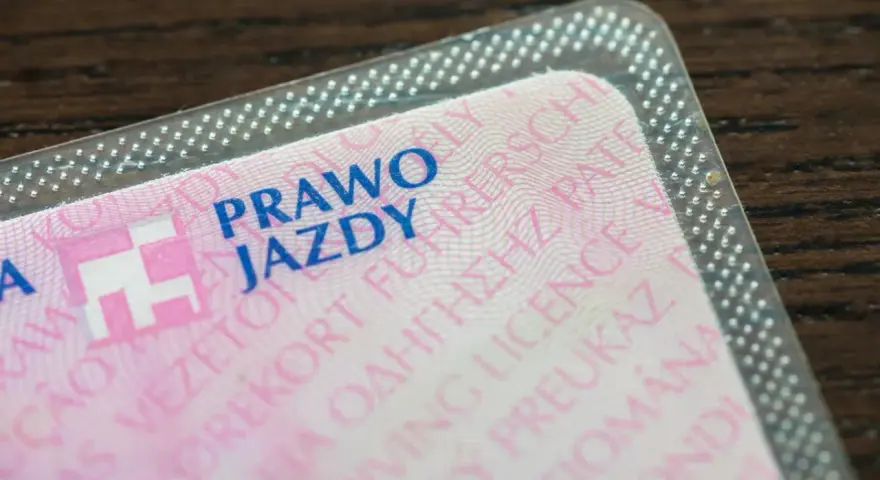 Nowe prawo jazdy z unijnym symbolem i wielojęzycznymi napisami.