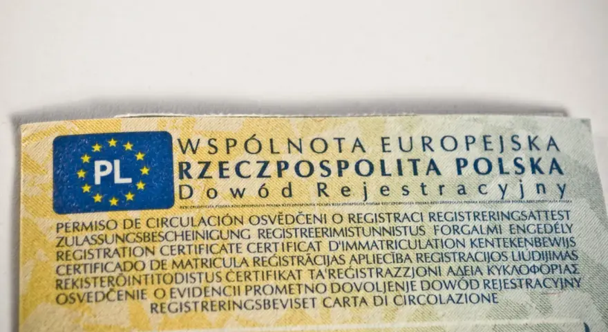 Dowód rejestracyjny z numerem VIN w dowodzie. Dokument zawiera flagę PL i napisy w wielu językach UE.