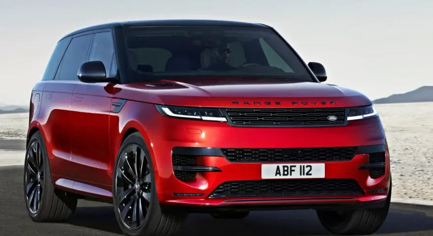 Czerwony Range Rover Sport na drodze. Sprawdź aktualną range rover cena i możliwości tego luksusowego SUV-a.