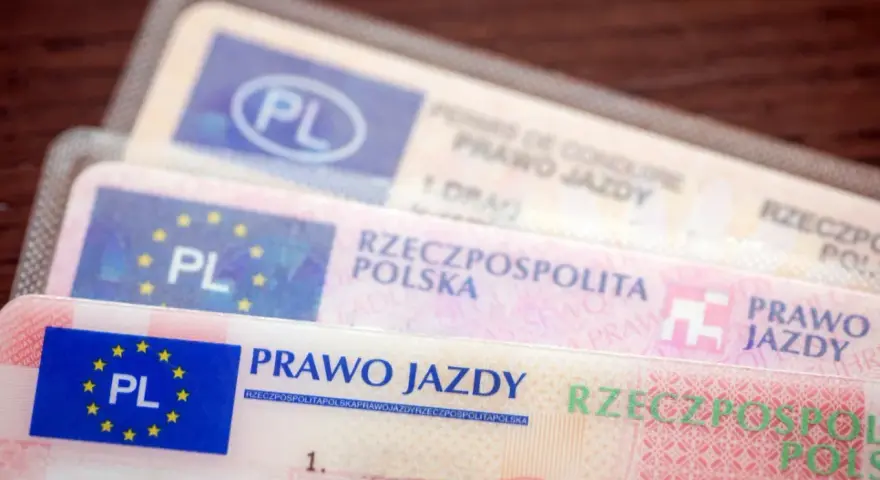 Kilka polskich praw jazdy ułożonych jedno na drugim. Ważność prawa jazdy jest kluczowa dla każdego kierowcy.