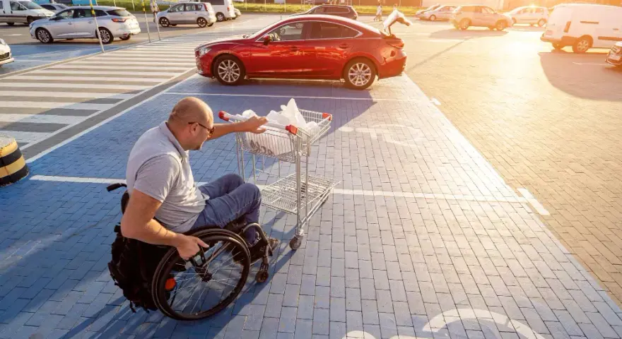 Czy niepełnosprawny może parkować na chodniku? Poznaj zasady i kary