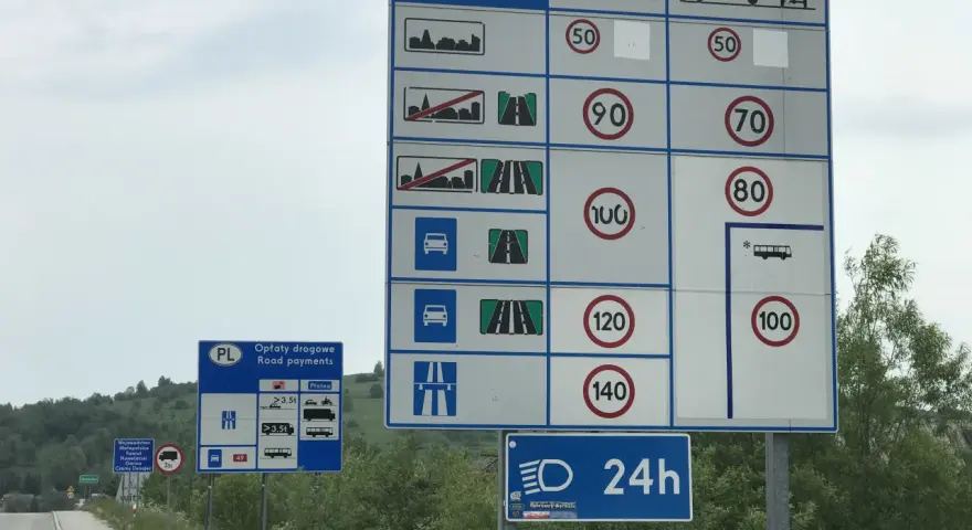 Znaki drogowe w Polsce informują, ile można jechać na autostradzie: 140 km/h dla samochodów, 100 km/h dla autobusów.