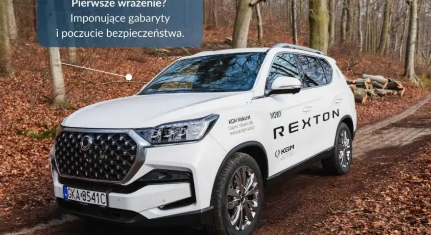 Biały Rexton na leśnej drodze. Imponujące gabaryty i poczucie bezpieczeństwa tego SUV-a robią wrażenie.