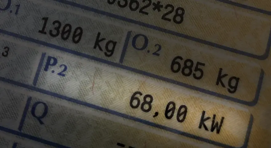 Dokument pojazdu z danymi: 1300 kg, 685 kg, 68,00 kW. To są konie mechaniczne!