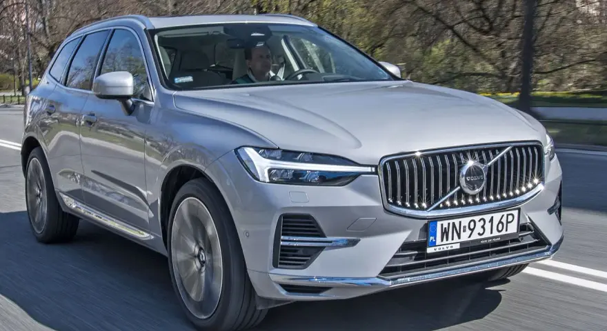 Srebrne Volvo XC60 w ruchu ulicznym. Sprawdź aktualną volvo xc60 cena i wybierz swój wymarzony SUV.