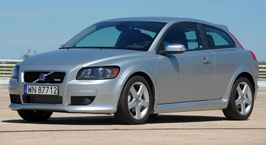 Srebrne Volvo hatchback z charakterystycznym tyłem, zaparkowane na zewnątrz.