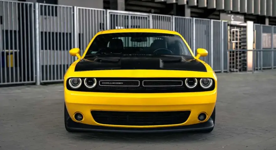 Żółty Dodge Challenger z czarną maską. Sprawdź, jaka jest dodge challenger cena i poczuj moc!