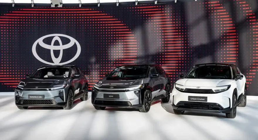 Trzy nowoczesne japońskie marki samochodów: Toyota C-HR+, bZ4X i Urban Cruiser, prezentowane na tle logo Toyoty.