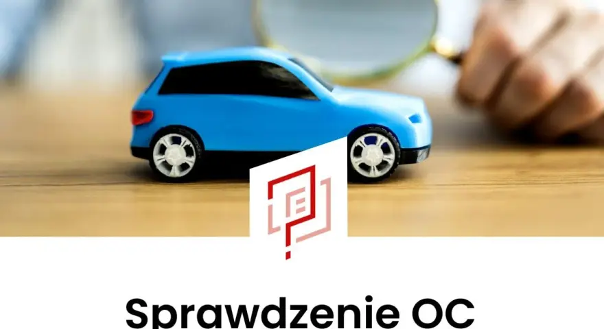Sprawdzenie polisy OC po numerze rejestracyjnym to klucz do spokoju na drodze. Błękitny samochodzik pod lupą symbolizuje dokładną analizę.