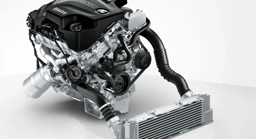 Silnik BMW TwinPower Turbo, model n20, z intercoolerem.