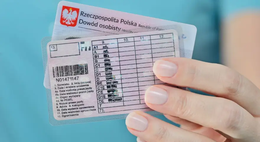 Polskie prawo jazdy kategorii B w rękach kobiety. Dokument potwierdza uprawnienia do kierowania pojazdami.