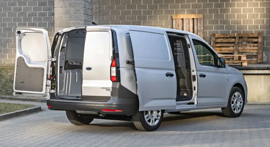 Srebrny Ford Transit Connect z otwartymi drzwiami, widok z tyłu.