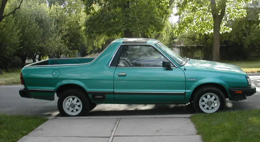 Zielony Subaru Brat z lat 80. stoi na podjeździe, gotowy na przygodę.