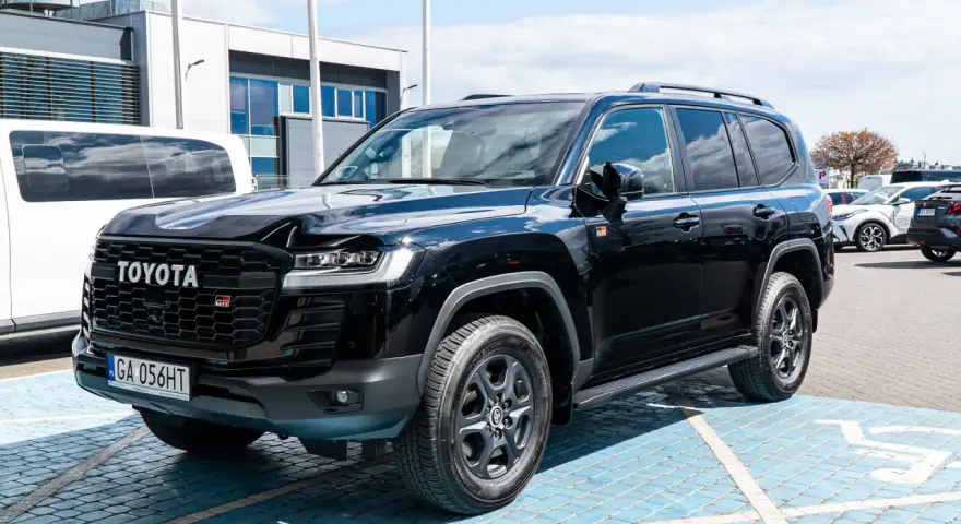 Czarny Toyota Land Cruiser 300 GR Sport z grillem w kształcie plastra miodu i oznaczeniem GR.