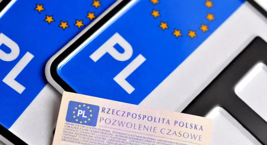 Polskie tablice rejestracyjne z symbolem UE i dokument "Pozwolenie Czasowe". Wymiary tablicy rejestracyjnej są standardowe.