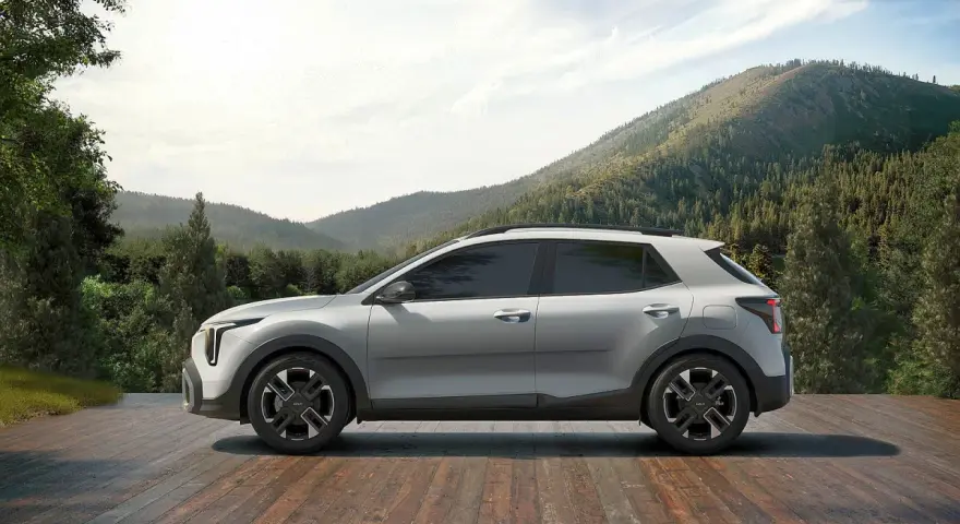 Stonic Kia na drewnianym tarasie, w tle górzysty, zalesiony krajobraz. Idealny na wyprawę!
