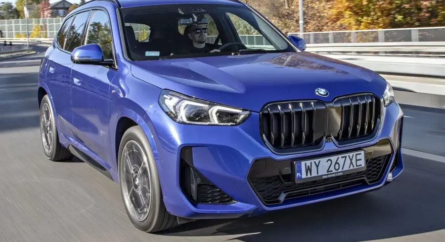 Niebieskie BMW X1 w ruchu drogowym. Sprawdź aktualną bmw x1 cena i dostępne konfiguracje.