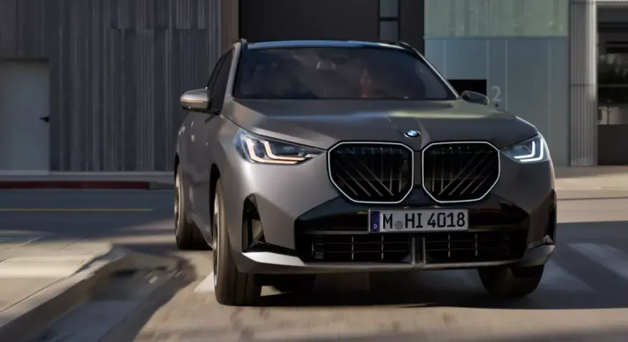 Nowoczesne BMW X3 w szarym kolorze, z charakterystyczną atrapą chłodnicy i światłami LED. Sprawdź aktualną bmw x3 cena!